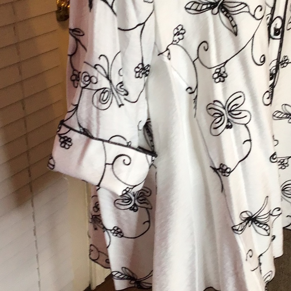 Multiples: Floral Black and White Women's Top - Picture 3 of 14